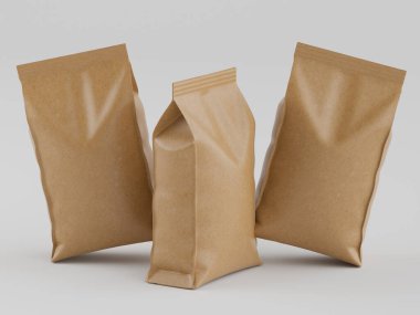 Açık gri arka planda üç açık kahverengi kese kağıdı sergileniyor. Çantalar, kahve ya da atıştırmalık gibi paketleme ürünleri için gibi görünüyor. Çantalar parlak ve üç boyutlu bir görünüme sahip. Çantalar hafif bir açıyla yerleştiriliyor.