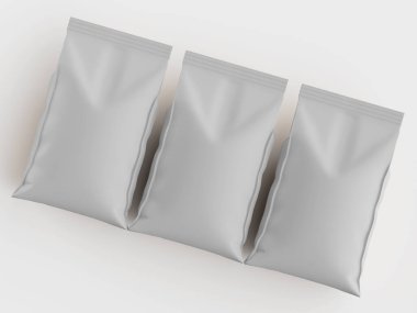 Düz beyaz bir yüzeye yatay olarak yerleştirilmiş üç açık gri paket torbası. Torbaların pürüzsüz, parlak bir dokusu var ve boyutları ve şekilleri birbirine benziyor. Aydınlatma düzgün ve parlak. Temiz ve profesyonel bir görünüm yaratıyor. 