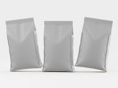 Üç adet açık gri esnek paket torbası üç boyutlu olarak sunuluyor. Çantalar düz beyaz arkaplana karşı hafifçe örtüşen bir pozisyonda dizilmiş. Işıklandırma ince ve eşit dağılmış. Torbaların yüzey dokusunu vurguluyor.