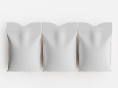 Açık gri, boş, keseye benzeyen yiyecek paketleme torbaları parlak beyaz arka planda yatay olarak dizilir. Keseler yumuşak ve yuvarlak bir görünüme sahip hafif kıvrımlı bir üst kenarı olan yumuşak, mat bir malzemeden yapılmış gibi görünüyor. Şey...