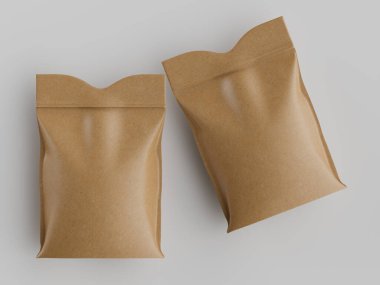 Tepeden hafif açılı iki açık kahverengi kese kağıdı sergileniyor. Poşetler düz görünüyor ve pürüzsüz, biraz buruşuk bir dokusu var. Çantalar sade, açık gri bir zemine göre yerleştirilmiş.