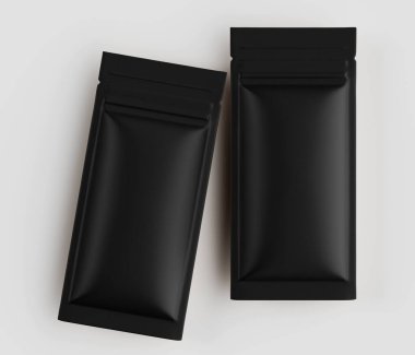 Gıda veya diğer ürün ambalajları için muhtemelen aynı olan iki siyah kese ya da paket, düz beyaz arka planda hafif dengeli bir şekilde konumlandırılmıştır. Keseler dikdörtgen şeklinde ve pürüzsüz bir kaplaması var. Basit bir dizaynları var.