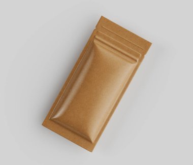 Bir besin ürünü olması muhtemel dikdörtgen, açık kahverengi kağıt paketi yukarıdan aşağıya doğru bir perspektiften gösterilir. Paket hafif bir parıltıyla mühürlü ve pürüzsüz görünüyor ve uzun buruşuk bir dikişe sahip. Arka plan tarafsız, açık gri, profesyonel.