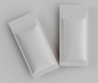 Açık gri arka planda iki beyaz, dikdörtgen kese sergileniyor. Kese pürüzsüzdür ve hafif katlanmış veya buruşmuş bir dokusu vardır. Bu da esnek bir ambalaj malzemesi olduğunu gösterir. Aydınlatma eşit, sert gölgeler olmadan, altı çizili