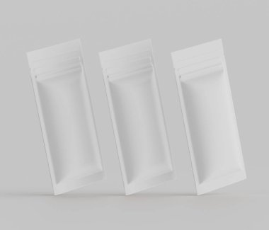 Üç beyaz, dikdörtgen, fermuarlı kese tarafsız bir arkaplanda sunuluyor. Keseler stil olarak benzerdir ve abur cubur, otlar, baharatlar veya diğer kuru yiyecekler gibi ambalaj ürünleri için tasarlanmıştır. Pürüzsüz, düz bir doku sergiliyorlar.