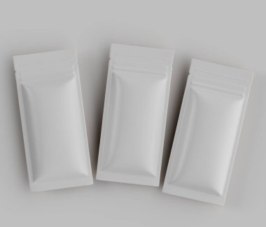 Üç boş, beyaz, dikdörtgen yiyecek paketleme kesesi yatay sırada dizilir. Keselerin pürüzsüz, parlak bir yüzeyi ve hafif incelmiş bir şekli var. Esnek bir maddeden yapılmış gibi görünüyorlar, muhtemelen plastik ya da folyodan. Taşralı.