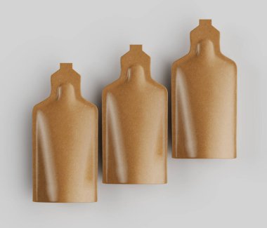 Üç özdeş, açık kahverengi, keseye benzeyen kap nötr gri arka planda yatay bir sırada dizilir. Keselerin pürüzsüz, parlak bir yüzeyi ve hafif inceltilmiş yuvarlak bir şekli var. Boş ve bir ürün için hazır görünüyorlar.