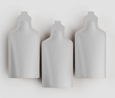 Bir ürünü ambalajlamak için muhtemelen kullanılan üç açık gri kese, açık gri arkaplana karşı yatay bir sıra halinde düzenlenir. Keseler dikdörtgendir ve belirgin bir şekli vardır. Dar bir üst ve biraz daha geniş bir alt vardır. Her kese 