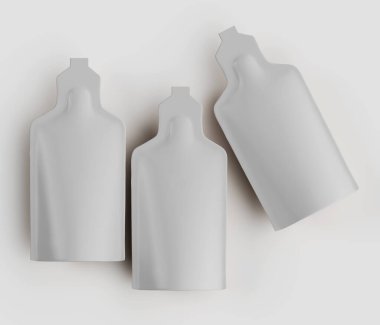 Açık gri, esnek üç kese düz beyaz bir zemine karşı yatay örtüşen bir şablon içinde düzenlenir. Keseler pürüzsüz, hafif desenli bir malzemeden yapılmış gibi görünüyor. Kesesinde açık bir kapağı var. Şey... 