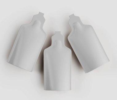 Bu resim, temiz ve parlak bir arkaplanda sunulan üç boş keseyi gösteriyor. Nesnelerin pürüzsüz, mat bir dokusu ve nötr renk paleti var. Basitlik ve modernlik hissi yaratıyor. Kompozisyon genel bir perspektife sahip.