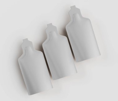 Kozmetik veya takviye gibi ürünler için üç adet açık gri esnek kese beyaz bir yüzeyde yatay bir çizgide düzenlenir. Kesesinde de benzer bir şekil var, üst kısmı biraz incelmiş. Boş görünüyorlar ve ışıklandırma... 