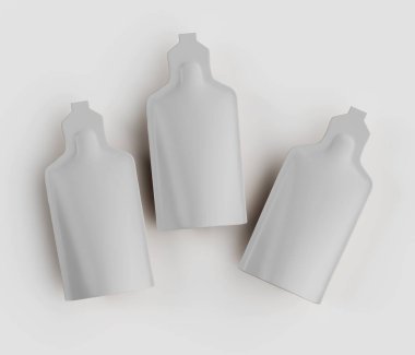 Görüntü, her birinin farklı, soyut bir şişe şeklindeki üç özdeş keseyi gösteriyor. Poşetler beyaz bir arka planda, yumuşak bir ışık altında ince gölgeler ve röfleler yaratan bir stüdyo ortamında tasvir ediliyor. Renk paleti... 