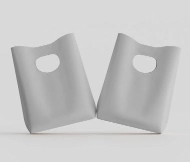 Tarafsız bir arkaplanda stüdyo ortamında iki açık gri plastik poşet gösteriliyor. Çantalar basit, simetrik şekillere sahip ve sapları için küçük bir kesiği var. Aydınlatma pürüzsüz ve parlak, sert gölgeler olmadan. Çantalar boş görünüyor.