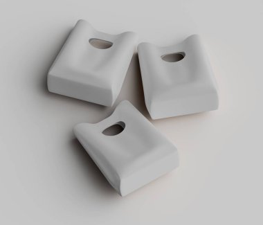 Açık gri arka planda üç açık gri plastik alışveriş torbası düzenlenir. Poşetler boş görünüyor ve kulpları farklı yönlere doğru hafifçe örtüşen bir şekilde yerleştirilmiş. Çantaların basit bir tasarımı var.