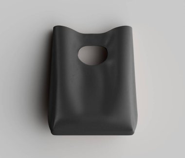 Basit bir tasarımı içeren koyu gri bir çanta, düz beyaz bir arkaplanda sunulmaktadır. Poşet pürüzsüz, mat bir doku sergiliyor ve saplarından birinde dikkat çekici dairesel bir kesik var. Aydınlatma düz ve yumuşak, çantanın başlığını vurguluyor.