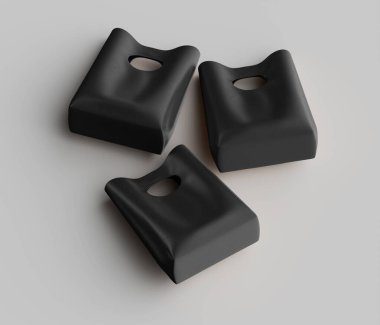 Açık gri bir yüzeye üç adet siyah plastik alışveriş torbası yerleştirildi. Küçük bir sapı olan çantalar tasarımda basittir. Çantalar pürüzsüz ve hafif parlak bir sonu var. Işık eşit ve nötr, çantaları ve yüzeyi vurguluyor.. 