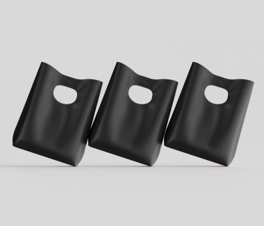 Bir ürün çekiminde üç siyah plastik poşet sergileniyor. Çantalar açık gri bir zemine yerleştirilmiş, hafifçe açılı hareket ve ağırlık göstergesi. Modern ve minimalist, basit şekilleri ve pürüzsüz sörfü var.