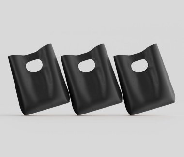 Görüntü, üst üste dizilmiş üç özdeş, saf siyah alışveriş torbası gösteriyor. Torbaların pürüzsüz, parlak bir dokusu ve üst tarafında bir sapı var. Bileşim tarafsız, açık gri bir arkaplan kullanır, temiz, düzensiz bir sunum sağlar