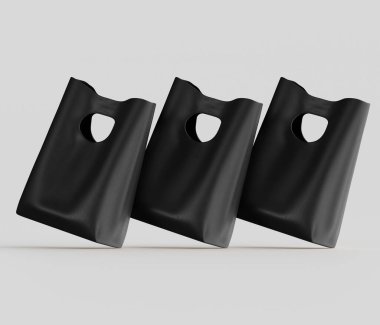 Bir stüdyo ortamında üç adet siyah plastik alışveriş torbası sunuluyor. Çantaların kesme saplı basit, pratik tasarımları var. Pürüzsüz, karanlık yüzeyleri açık gri arkaplan tarafından vurgulanıyor. Çantaların açısı Dyna 'yı işaret ediyor.