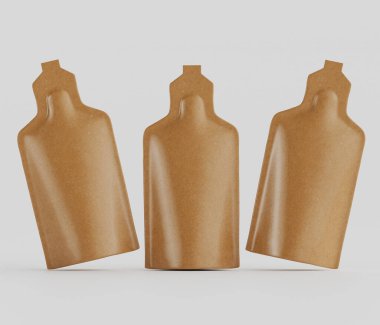 Görüntü, bir kompozisyonda sıralanmış üç özdeş ürün kesesi gösteriyor. Kesedeki renk ve doku, ambalaj malzemesi olduğunu gösteriyor. Aydınlatma yumuşak görünüyor, ince gölgeler ve gölgeler yaratarak onların şevkini vurguluyor.