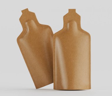 Tarafsız gri arka planda, sıvılar veya benzeri ürünler için muhtemelen iki açık kahverengi kese sunuluyor. Keselerin pürüzsüz, parlak bir dokusu ve eğri büğrü bir kapağı olan stilize şişe benzeri bir şekli var. Hafif bir açıyla konumlandırılmışlar.