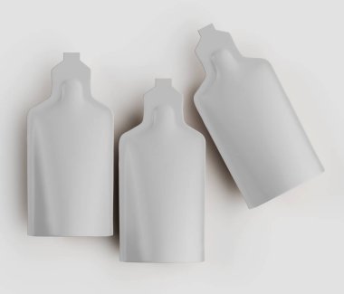 Açık gri, esnek üç kese düz beyaz bir zemine karşı yatay örtüşen bir şablon içinde düzenlenir. Keseler pürüzsüz, hafif desenli bir malzemeden yapılmış gibi görünüyor. Kesesinde açık bir kapağı var. Şey... 