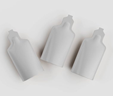 Üç özdeş, şişe şeklindeki nesne beyaz arka planda duruyor. Nesneler düz, mat bir doku sergiliyor ve nötr, gri bir renk paleti sergiliyor. Bu da minimalist bir estetiği işaret ediyor. Kompozisyon, yumuşak li ile bir genel çekim içerir