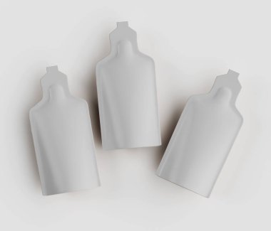 Görüntü, her birinin farklı, soyut bir şişe şeklindeki üç özdeş keseyi gösteriyor. Poşetler beyaz bir arka planda, yumuşak bir ışık altında ince gölgeler ve röfleler yaratan bir stüdyo ortamında tasvir ediliyor. Renk paleti... 