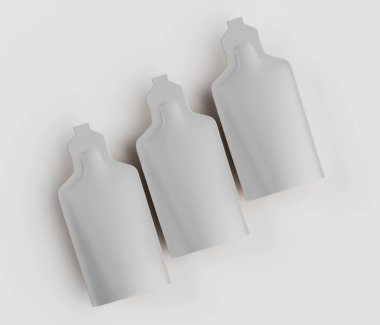 Kozmetik veya takviye gibi ürünler için üç adet açık gri esnek kese beyaz bir yüzeyde yatay bir çizgide düzenlenir. Kesesinde de benzer bir şekil var, üst kısmı biraz incelmiş. Boş görünüyorlar ve ışıklandırma... 