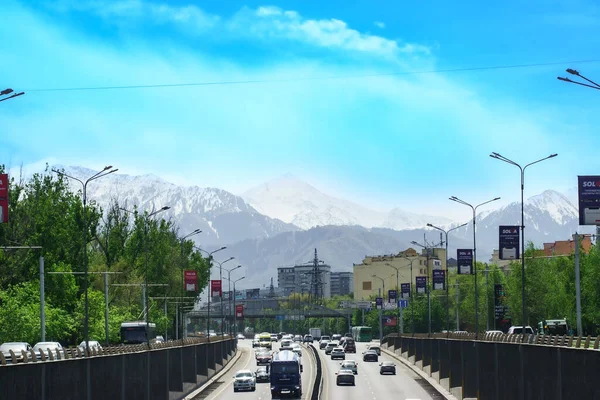 Güzel Görkemli Dağlardaki Şehir