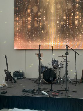 Gitarın enstrümanları, bando çalmaya hazır davullar. Mikrofon. Yüksek kalite fotoğraf