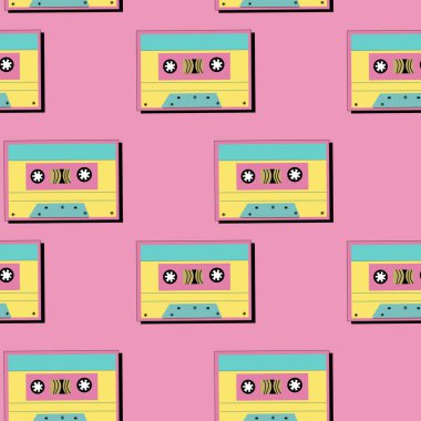 90 'ların müzik arkaplanı ve 00' lerden gelen ses ekipmanları. Retro moda, kaset ile kusursuz desen. Geometri şekilleri ve diğer 90 'ların elementlerinin arka planı.