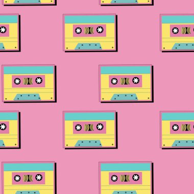 90 'ların müzik arkaplanı ve 00' lerden gelen ses ekipmanları. Retro moda, kaset ile kusursuz desen. Geometri şekilleri ve diğer 90 'ların elementlerinin arka planı.