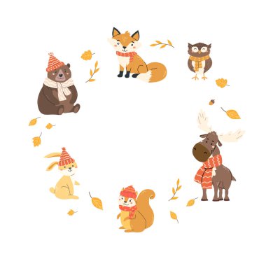 Sonbahar kıyafetleri içinde, mevsimlik tebrik kartı tasarımı için düşen yapraklarla çevrili sevimli orman hayvanları..