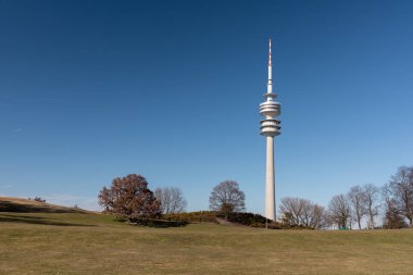 Binanın arkaplan kulesi park mavi gökyüzü