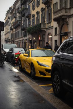 Sokakta park etmiş bir araba.