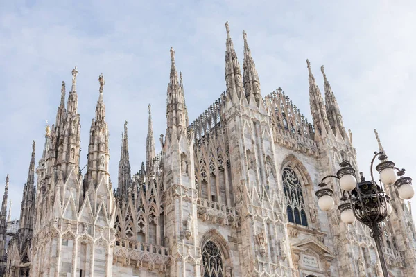 Milano 'daki katedral yas tutarken