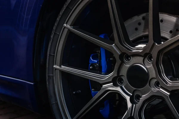 Сплавное Колесо Синим Тормозом Спортивном Автомобиле — стоковое фото