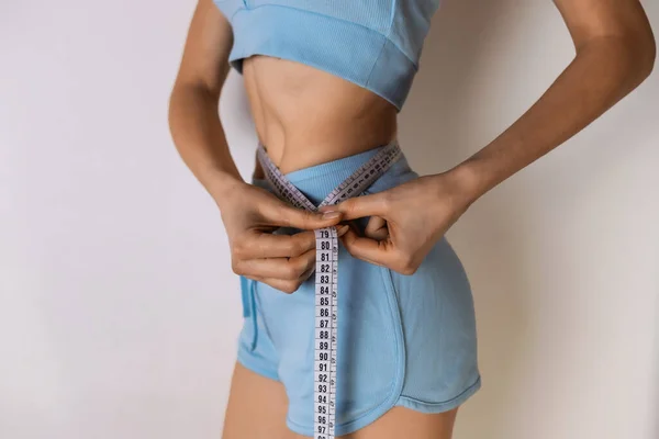 Perder Peso Mujer Midiendo Cintura Sobre Fondo Blanco —  Fotos de Stock