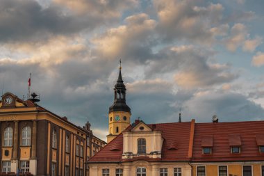 Şehrin üzerinde dramatik gün batımı