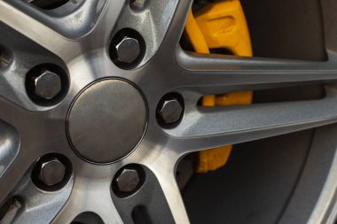 Sarı fren kalibresi ile gümüş alüminyum alaşım tekerleği