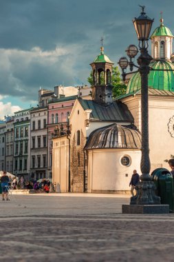 Polonya 'nın Krakow kentindeki antik tarihi binalara bak