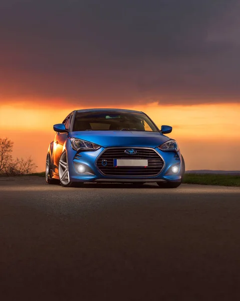 Μπλε Γρήγορο Αυτοκίνητο Στο Δρόμο Ηλιοβασίλεμα Έννοια Οδήγησης — Φωτογραφία Αρχείου