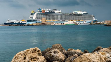 Kriz gemisinde lüks rüya tatili. Yunanistan 'ın Rodos limanına demirlemiş büyük bir okyanus gemisi