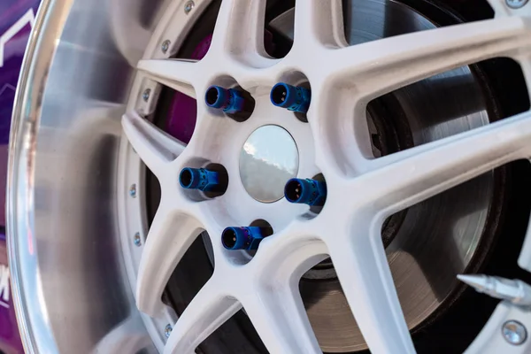 Τροχός Αλουμινίου Βαμμένος Λευκό Χρώμα Συντονισμός Αυτοκινήτου Κλείσιμο Του Τροχού — Φωτογραφία Αρχείου