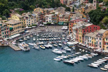İtalyan balıkçı köyü Portofino 'nun panoraması, lüks yatlar için güzel bir köy ve liman..
