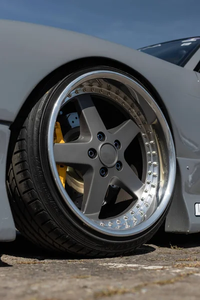 铝制轮毂上低规格轮胎的跑车轮 调优概念 — 图库照片