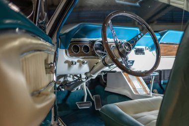 60 'lardan kalma klasik bir Amerikan arabası. Direksiyon simidi var.