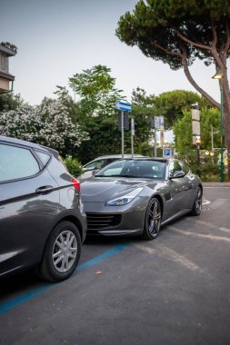 Lüks pahalı İtalyan spor arabası sokağa park edilmiş.