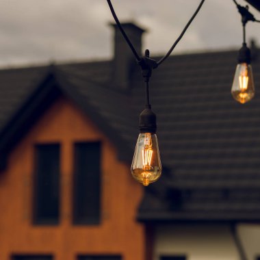 Edison elektrik vintage lambaları açık terasta.